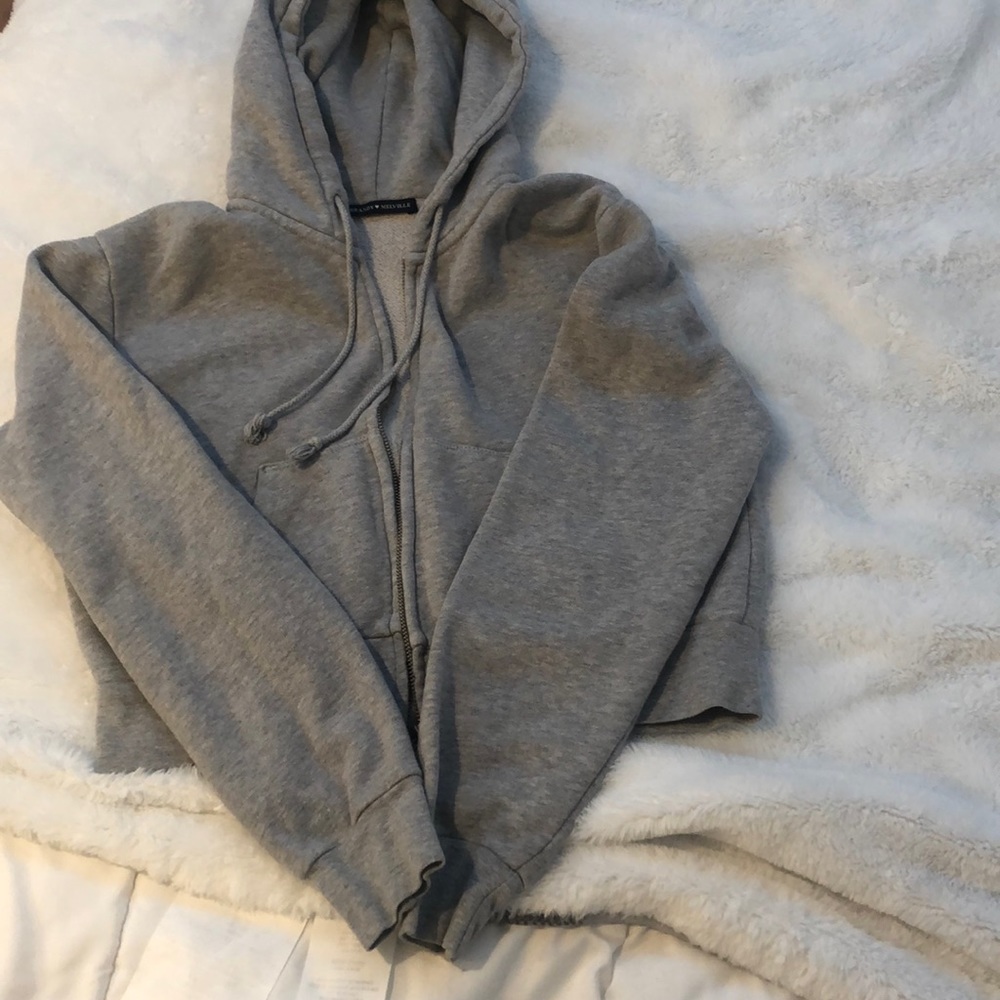 BRAND NEW BRANDY MELVILLE CROPPED ZIP UP!!